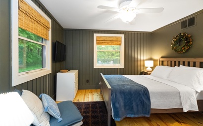 Two Oaks Cabin Retreat 16