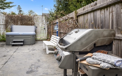 B's Retreat in Union Pier 25