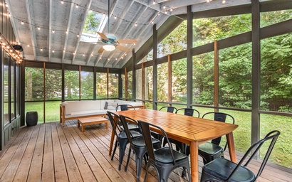 Two Oaks Cabin Retreat 25