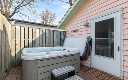 J's Beach House in Union Pier 19