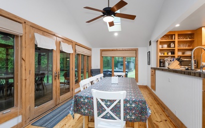 Two Oaks Cabin Retreat 8