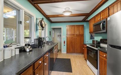 Oak & Shore Cottage 23