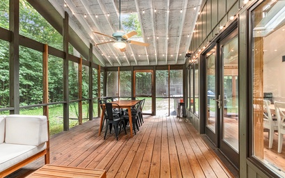 Two Oaks Cabin Retreat 26