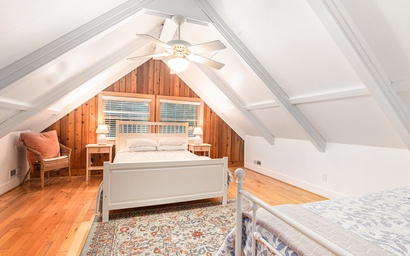 Two Oaks Cabin Retreat 11