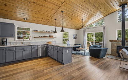 Exquisite Alpine Chalet with Hot Tub 9