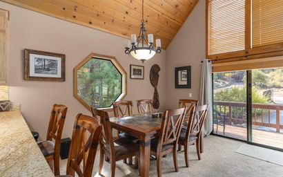 Pinecone Lodge with Hot Tub 9