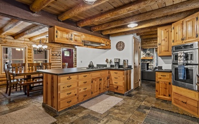 Tahoe Donner Log Cabin with Private Hot Tub 10