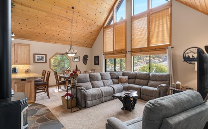 Pinecone Lodge with Hot Tub