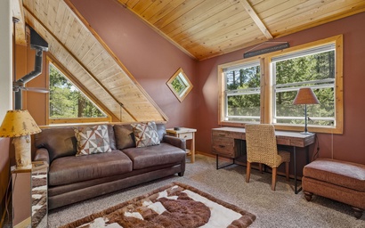 Tahoe Donner Creek Side Retreat with Hot Tub 10