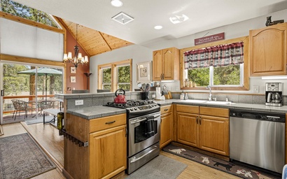 Tahoe Donner Creek Side Retreat with Hot Tub 2