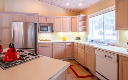 Three Pines Family Cabin 10