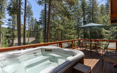 Tahoe Donner Creek Side Retreat with Hot Tub
