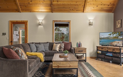 Tahoe Donner Creek Side Retreat with Hot Tub 4