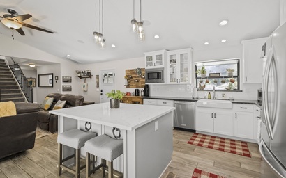 Gateway Getaway with Hot Tub 9