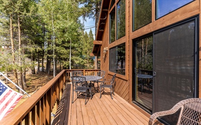 Pinecone Lodge with Hot Tub