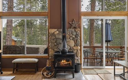 Tahoe Donner Creek Side Retreat with Hot Tub