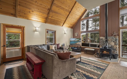 Tahoe Donner Creek Side Retreat with Hot Tub 5