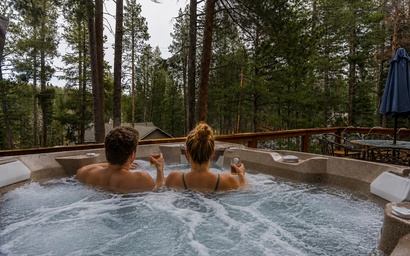 Tahoe Donner Creek Side Retreat with Hot Tub