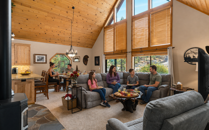 Pinecone Lodge with Hot Tub