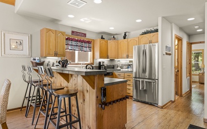 Tahoe Donner Creek Side Retreat with Hot Tub 8