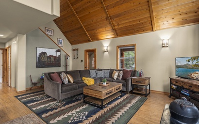 Tahoe Donner Creek Side Retreat with Hot Tub 3