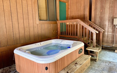 Pinecone Lodge with Hot Tub 2