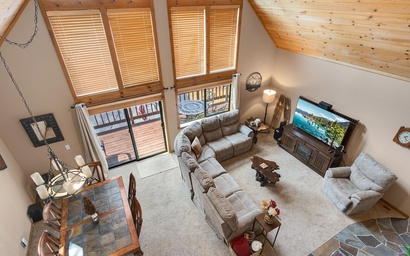 Pinecone Lodge with Hot Tub 8