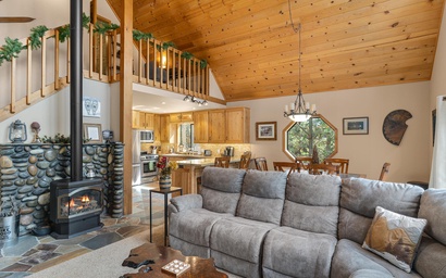 Pinecone Lodge with Hot Tub