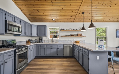 Exquisite Alpine Chalet with Hot Tub 10