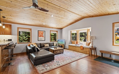 Evergreen Oasis with Hot Tub 4