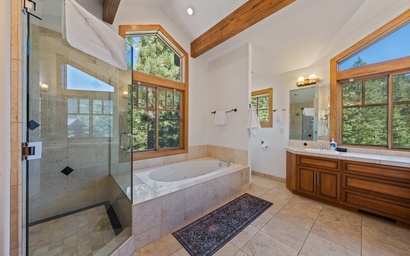 Stonehaven Lodge | Hot Tub, Painted Rock Views & Pets 5