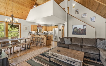Tahoe Donner Creek Side Retreat with Hot Tub