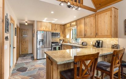 Pinecone Lodge with Hot Tub 10