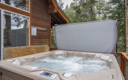 Tahoe Donner Creek Side Retreat with Hot Tub 2