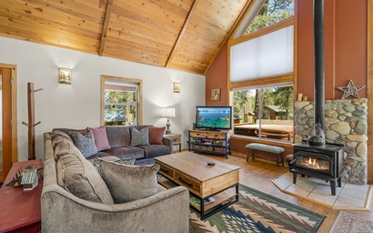 Tahoe Donner Creek Side Retreat with Hot Tub 7