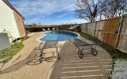 Spacious Lake House Fantastic Location Pool Pet