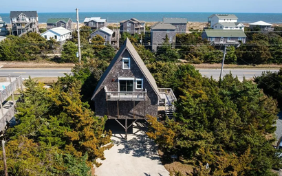 HIAV10: Beach Chalet