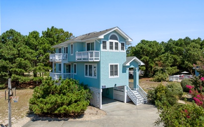 M863: Holiday House