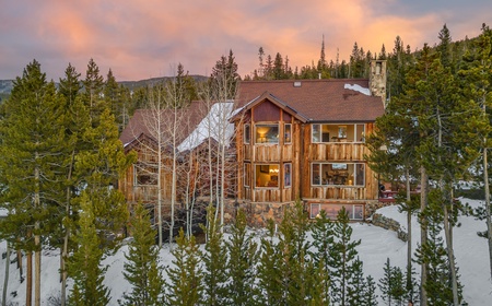 Alpenglow Peaks Lodge