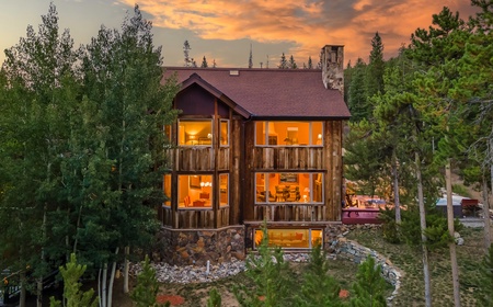 Alpenglow Peaks Lodge