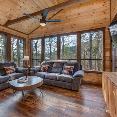 Bearfoot Splash Hideaway
