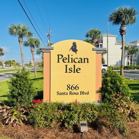 Pelican Isle 215 - The Emerald Spritz