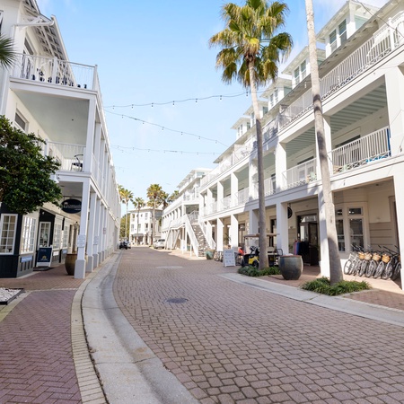 Carillon Market 305