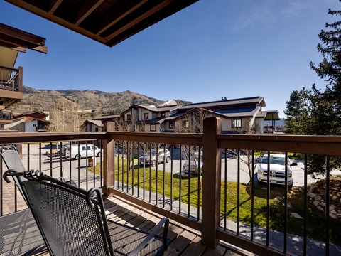 This private balcony offers mountain views and outdoor seating where you can breathe in crisp alpine air. Relax in comfort while surrounded by natural beauty and peaceful scenery.