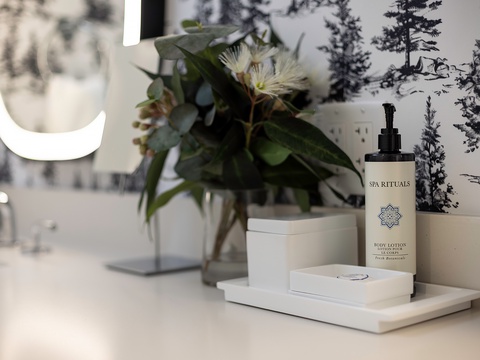 Thoughtful touches await you—fresh florals, spa-quality lotions, and serene forest-themed décor create a peaceful retreat where relaxation comes naturally.