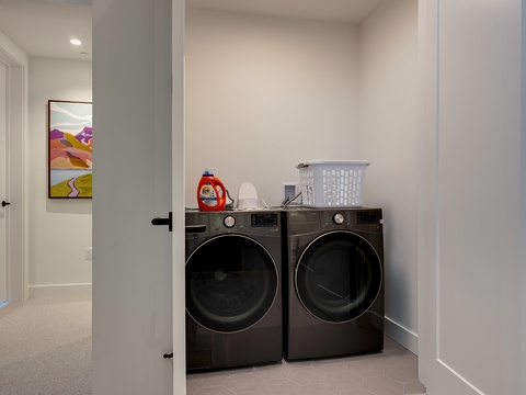 Your in-unit washer and dryer make staying fresh effortless. Bright, modern, and ready whenever you need—one less thing to think about.
