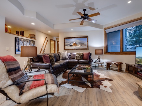 Sink into plush leather seating and enjoy your favorite shows on the flat-screen TV while rustic touches and mountain views through the window create your cozy retreat.
