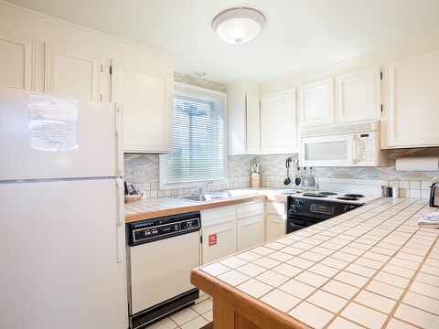 This bright, fully-equipped kitchen gives you everything you need to prepare meals at your own pace. Natural light fills the room, making cooking feel easy and relaxed.