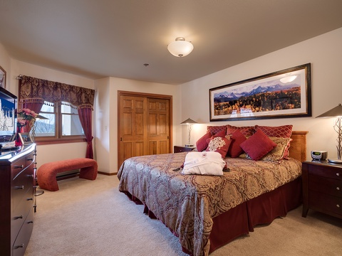 Sink into plush bedding and let mountain views set the mood for your perfect mountain getaway, complete with thoughtful touches and cozy ambiance.