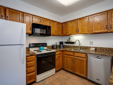 Your fully equipped kitchen features everything you need to prepare meals in comfort, from the full-size appliances to ample counter space and classic oak cabinetry.